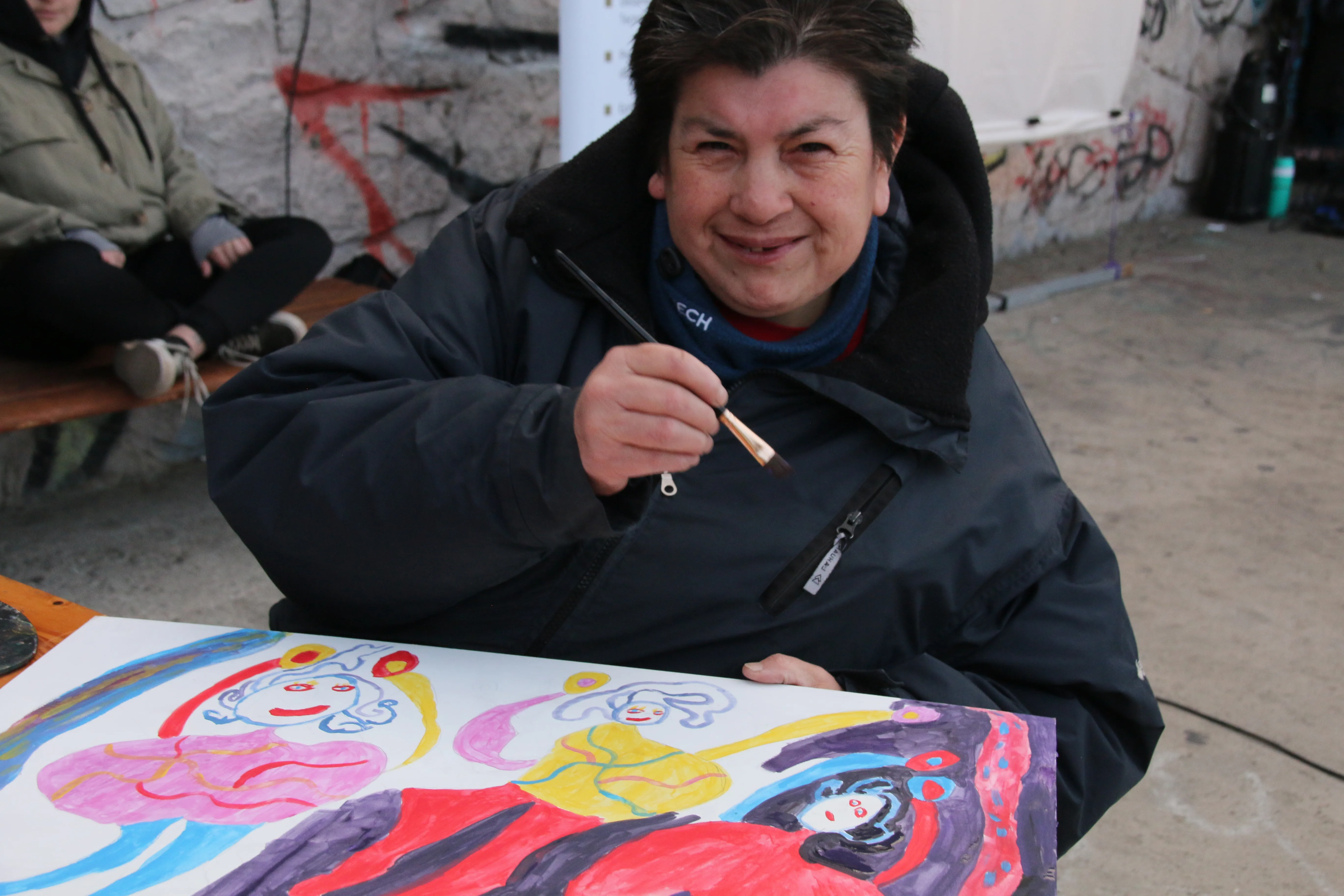 Mujer participante pintando en un taller de arte
