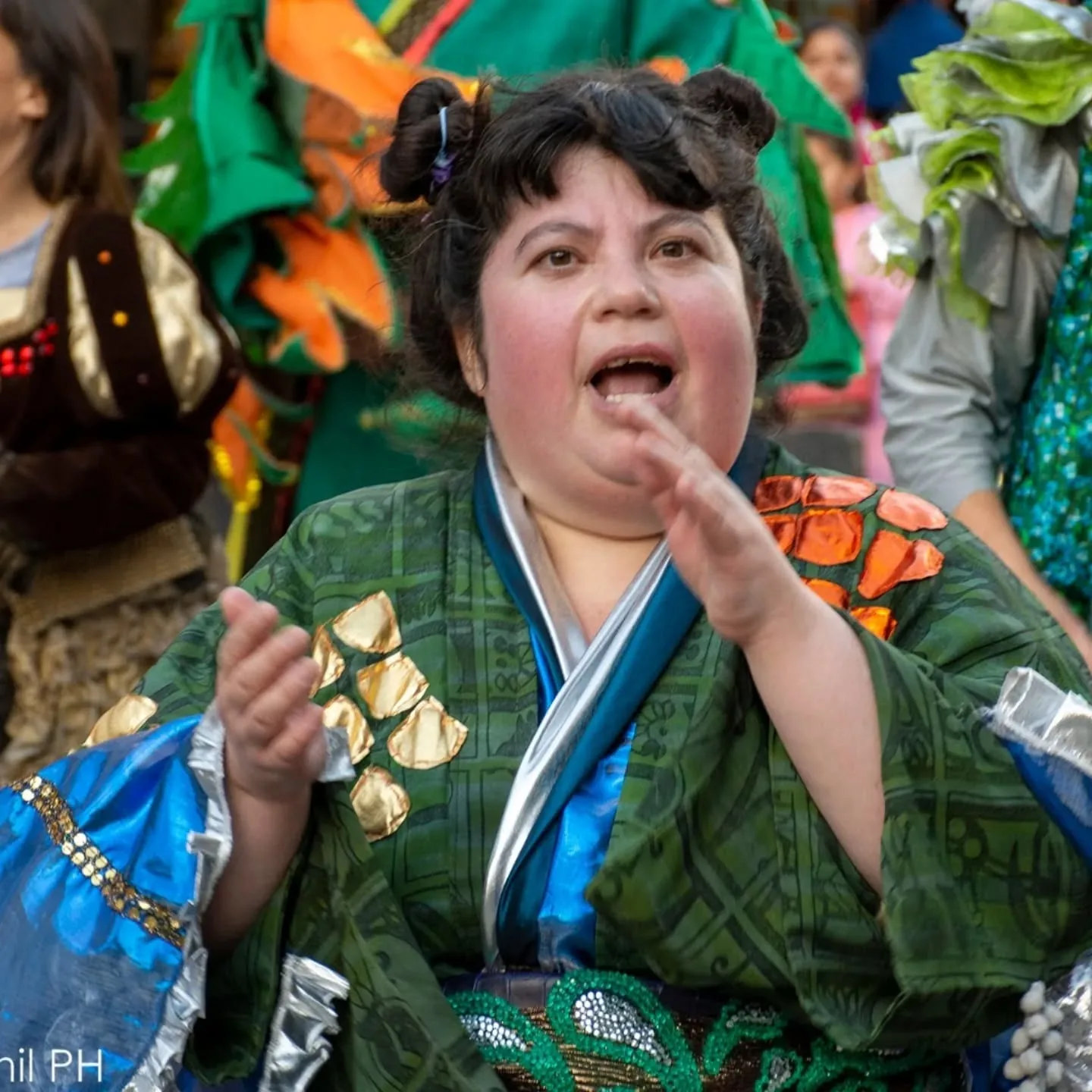 Mujeres aplaudiendo en una actividad comunitaria de Cre Arte